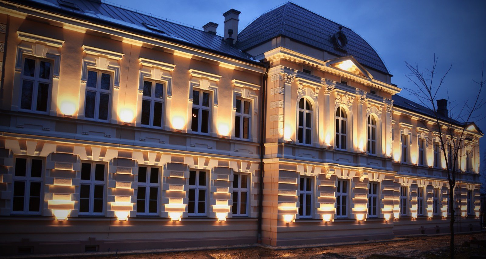 Iluminowany gmach Zespołu Państwowych Szkół Muzycznych im. Artura Malawskiego w Przemyślu o zmierzchu