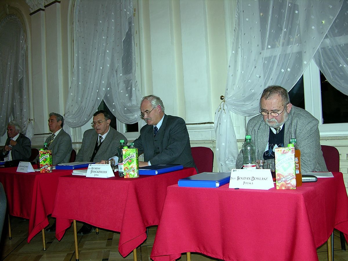 Jurorzy przy stołach obrad w sali koncertowej podczas przesłuchań festiwalowych