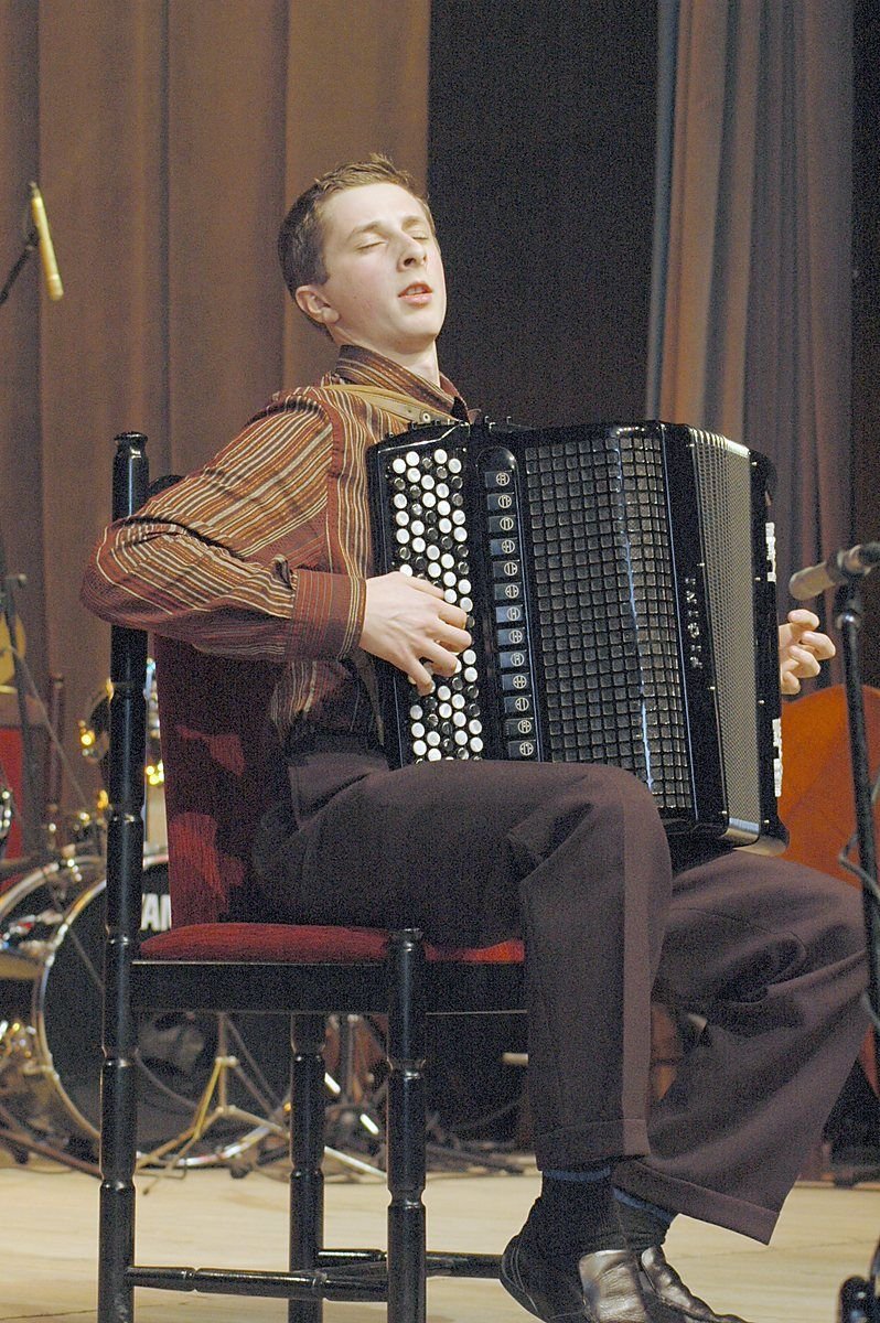 Młody akordeonista podczas występu konkursowego