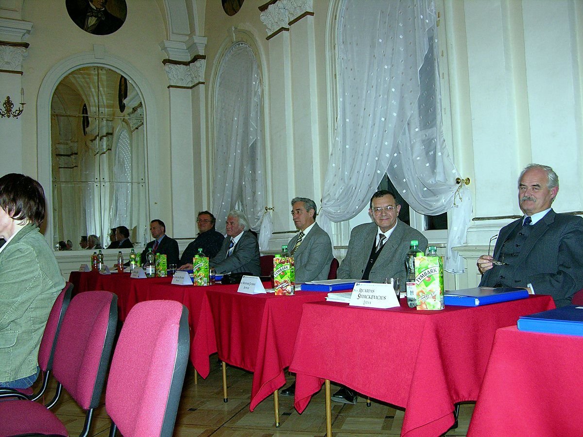 Międzynarodowe jury festiwalu przy stole obrad