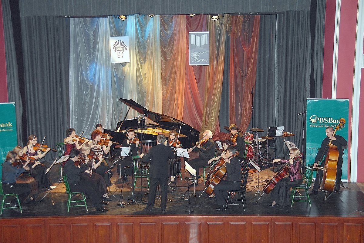 Orkiestra kameralna z fortepianem na scenie festiwalowej