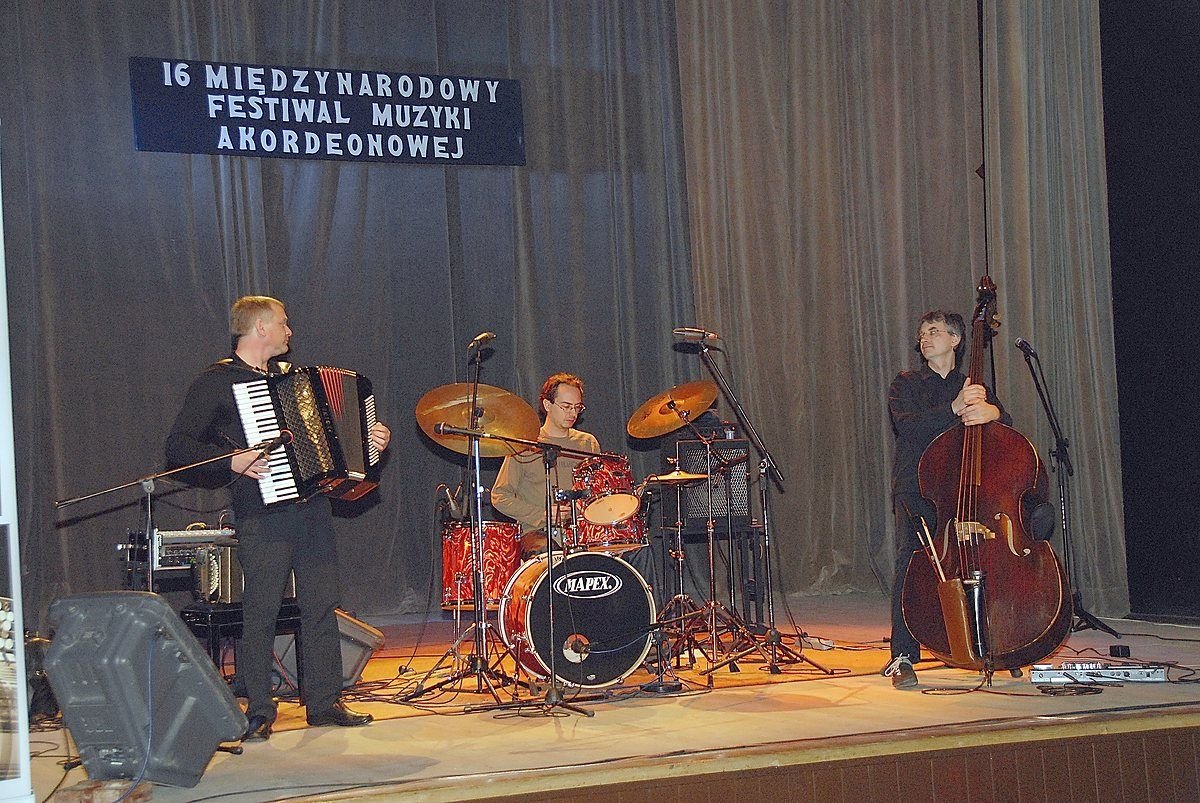Trio na scenie pod szyldem 16. Międzynarodowego Festiwalu Muzyki Akordeonowej