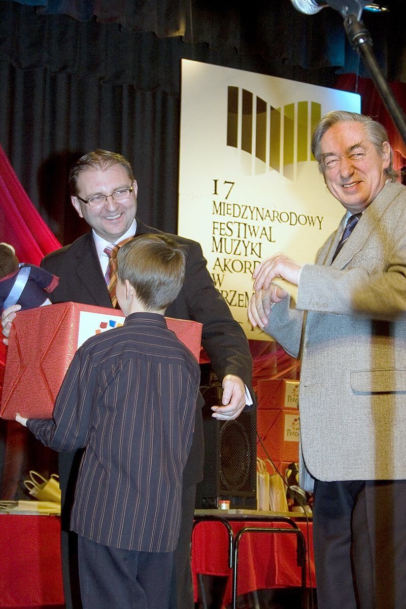 Ceremonia wręczenia nagród podczas 17. festiwalu – młody laureat odbiera nagrodę