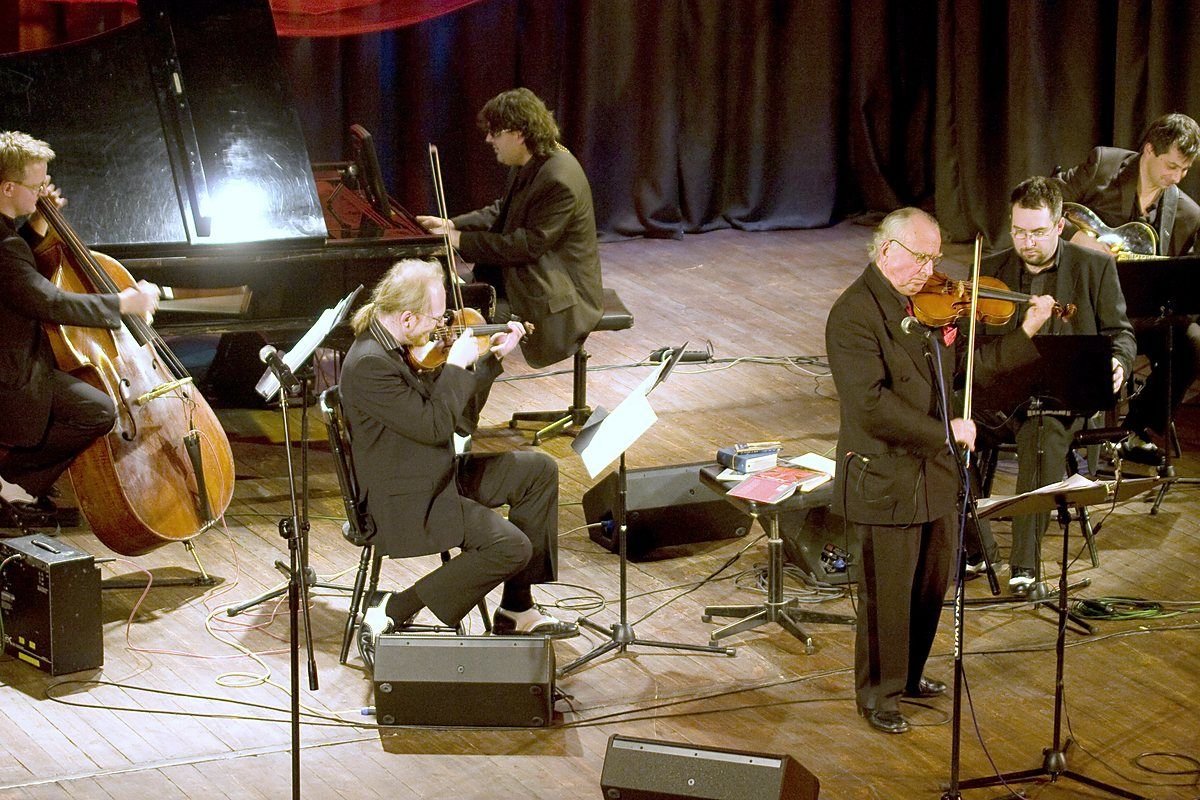 Zespół Tangata na scenie festiwalowej, z prof. Krzysztofem Jakowiczem przy skrzypcach