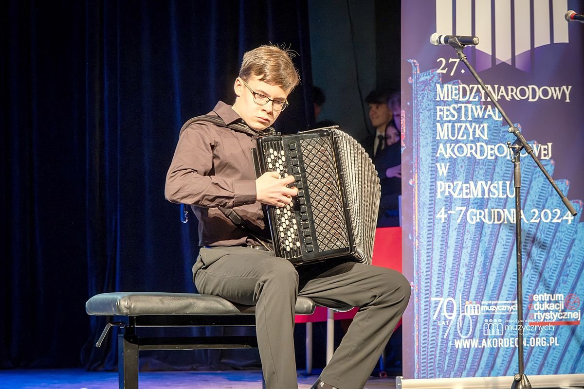 Uczestnik podczas przesłuchania konkursowego na scenie 27. Międzynarodowego Festiwalu Muzyki Akordeonowej