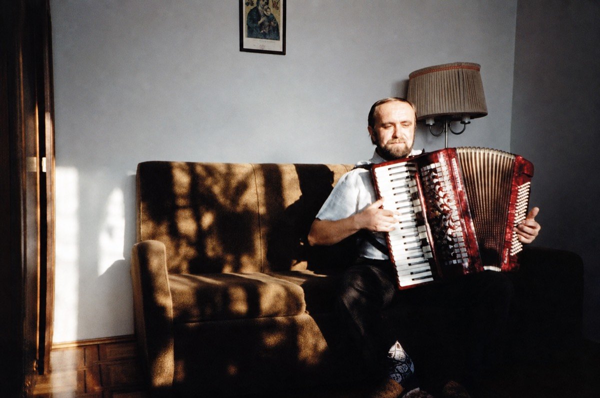 Stanisław Kucab grający na akordeonie