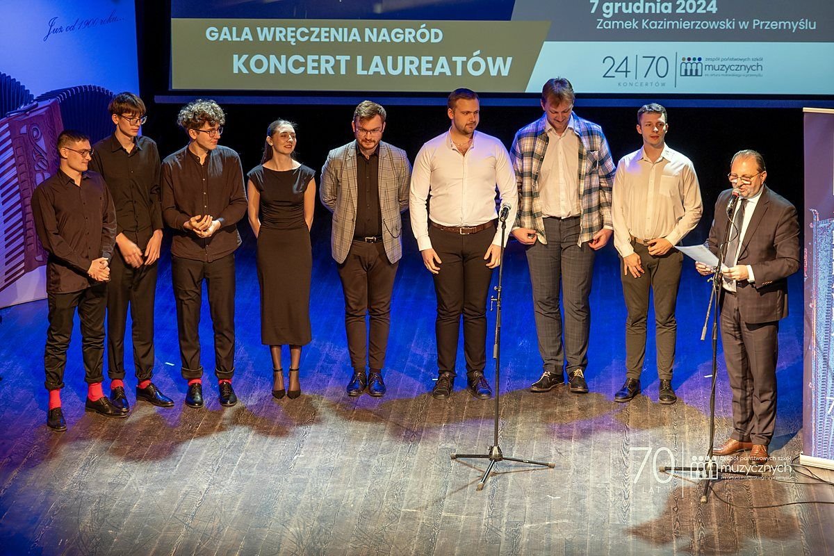 Laureaci konkursu na scenie podczas Koncertu Laureatów na Zamku Kazimierzowskim w Przemyślu